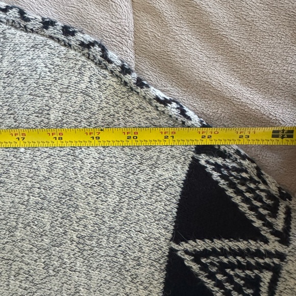 Yahada Poncho Sweater with Fringe - Picture 8 of 11